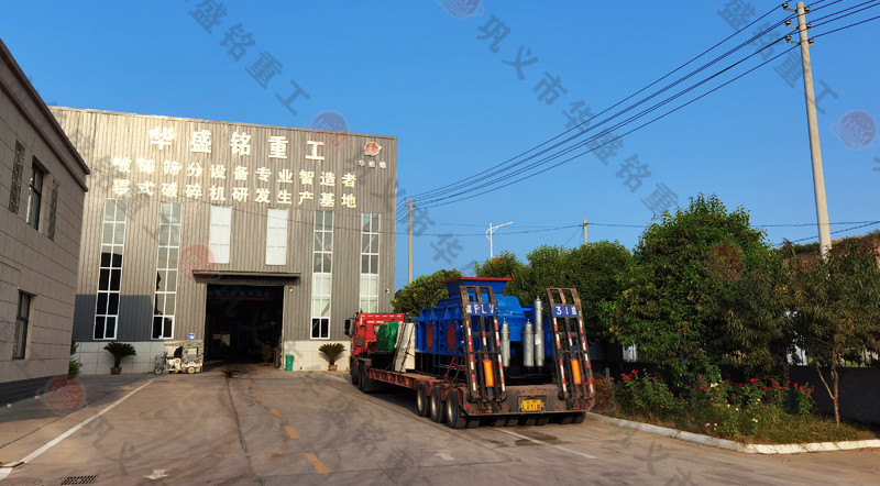 全自動(dòng)液壓對(duì)輥制砂機(jī)發(fā)貨現(xiàn)場